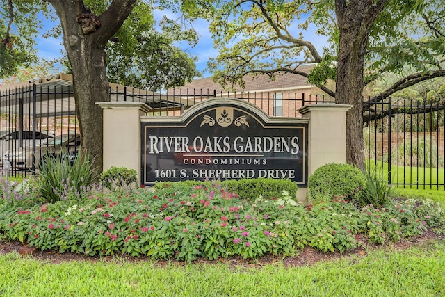 view of community / neighborhood sign