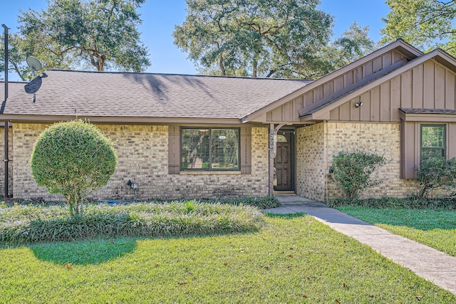 single story home with a front yard