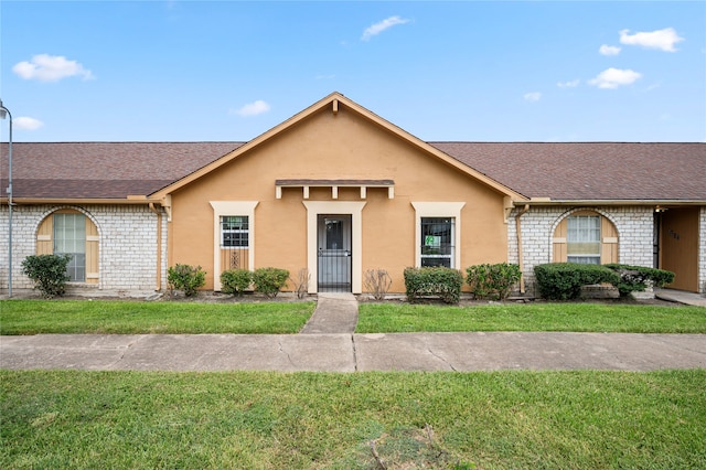 single story home with a front lawn