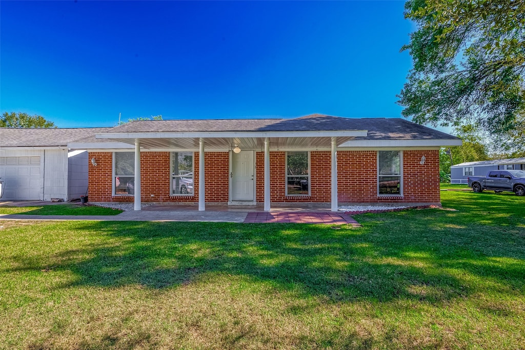 view of front of property featuring a front yard and a garage