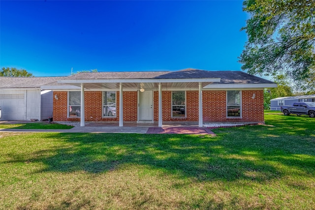 view of front of property featuring a front yard and a garage