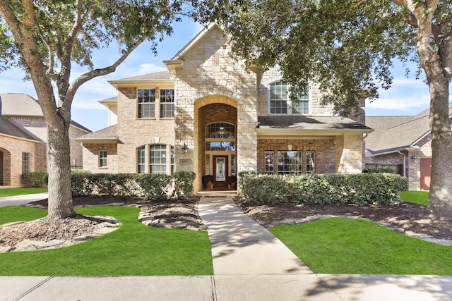 front facade featuring a front yard