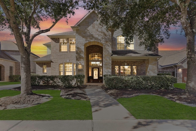 view of front of house featuring a lawn