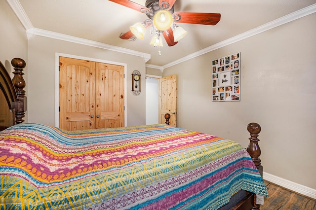 bedroom with ceiling fan, a closet, crown molding, and dark hardwood / wood-style floors