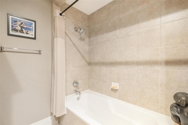 bathroom with tiled shower / bath