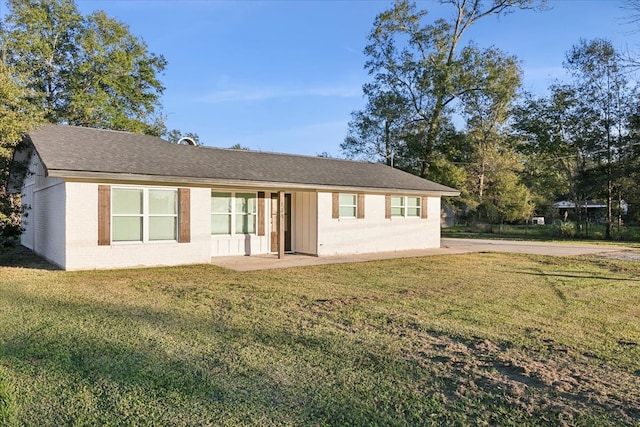 ranch-style house featuring a front lawn