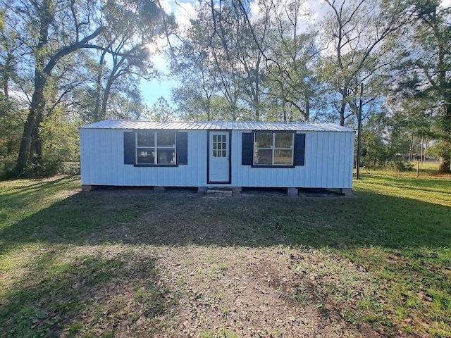 view of front of house featuring a front yard