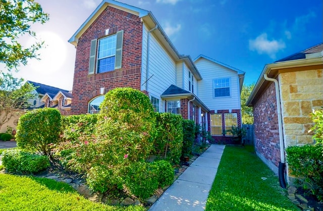 view of front of house featuring a front yard