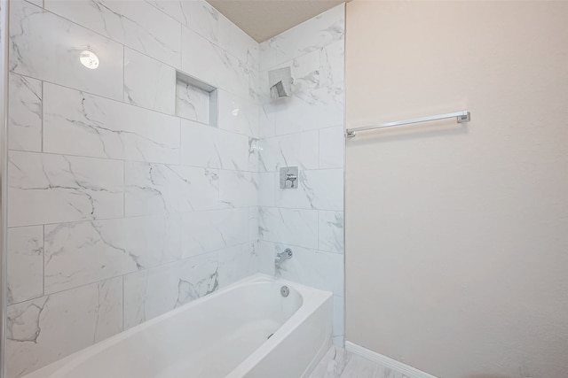 bathroom featuring tiled shower / bath combo