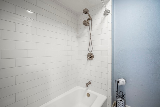 bathroom with tiled shower / bath combo