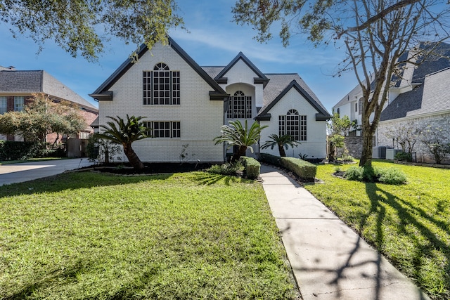 view of front facade with a front yard and central AC