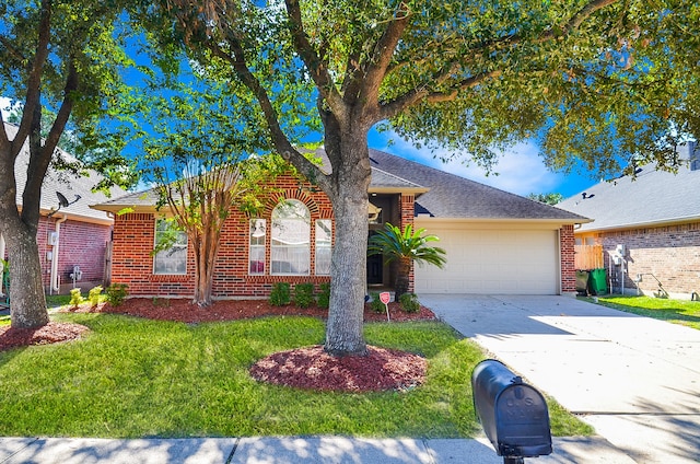 view of front facade featuring a garage and a front yard