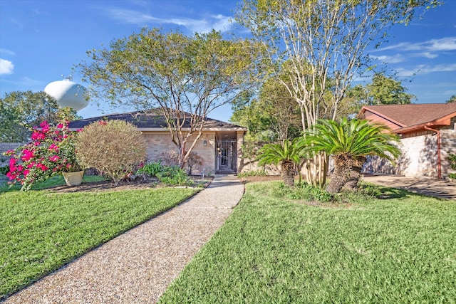 view of front of property featuring a front lawn