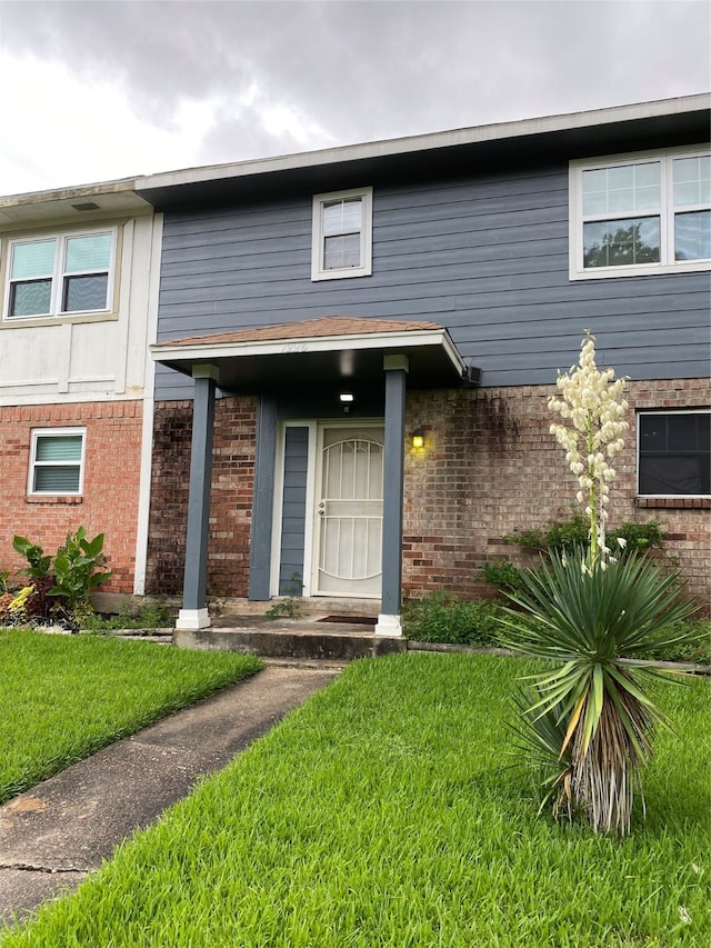 view of front of home with a front yard