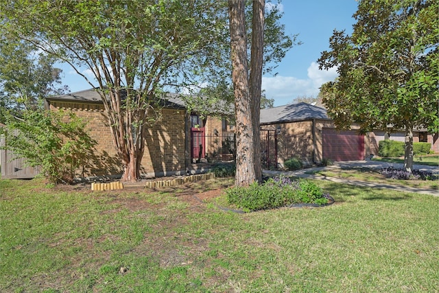 view of front facade with a front yard