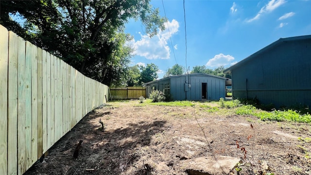 view of yard featuring an outbuilding