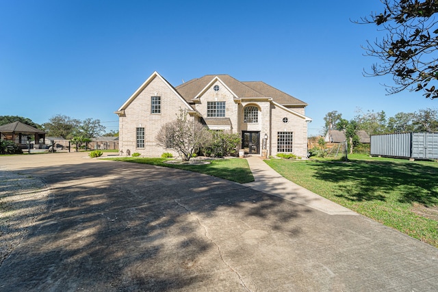 view of front of home featuring a front lawn