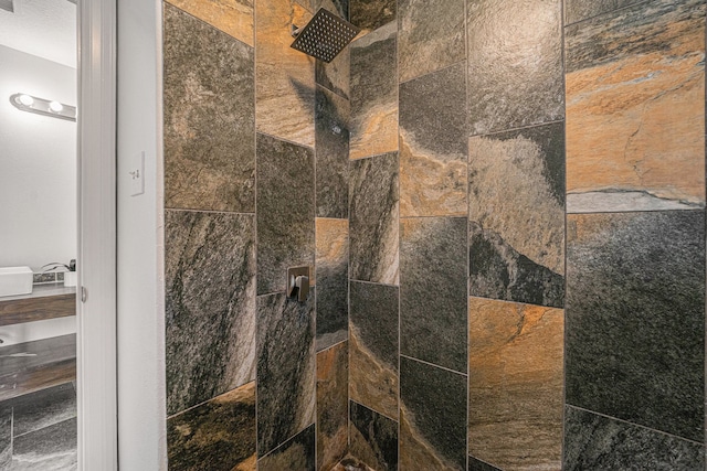 room details featuring tiled shower