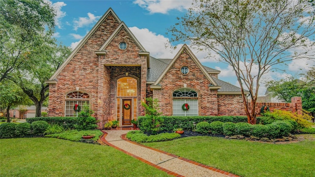 view of front of house featuring a front yard