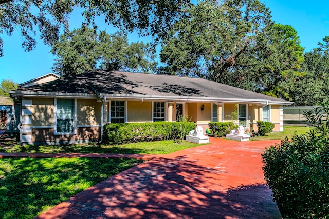 ranch-style house featuring a front yard