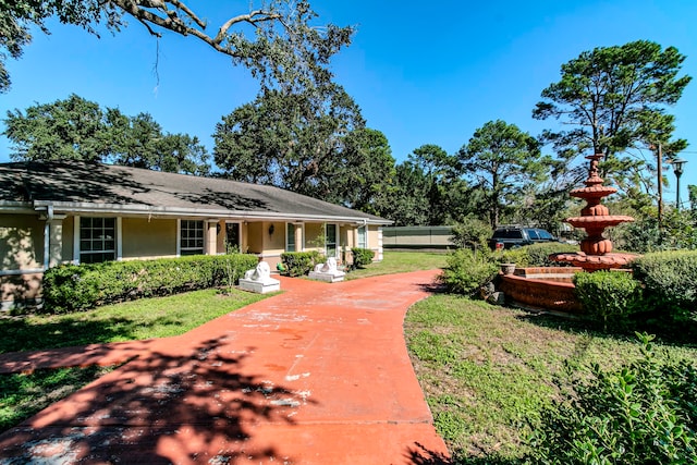 view of front of home featuring a front yard