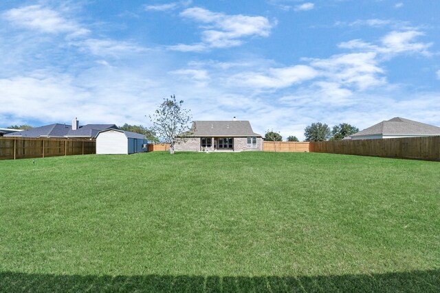 view of yard with a shed