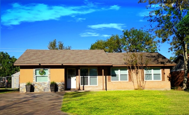 single story home featuring a front lawn