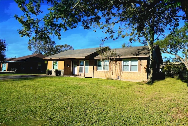 ranch-style home featuring a front lawn