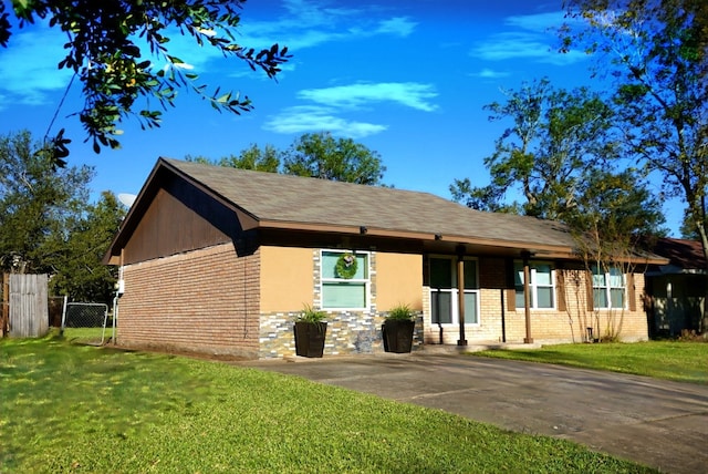 ranch-style house with a front yard