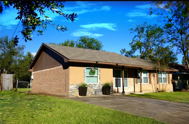 single story home with a front lawn