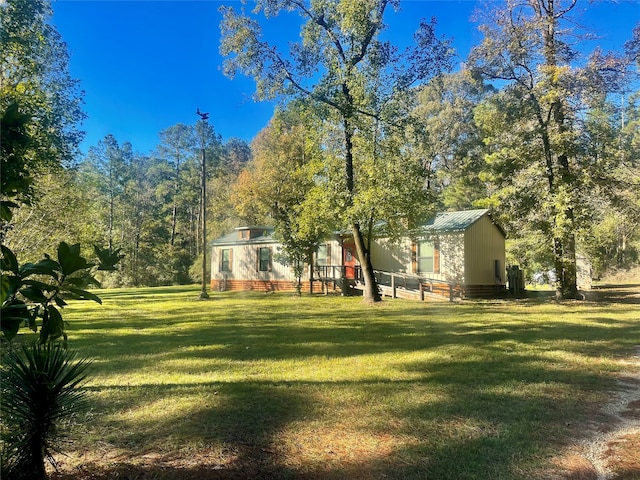 view of yard with an outbuilding