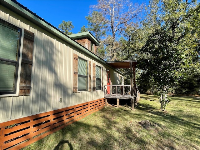 view of side of property featuring a yard