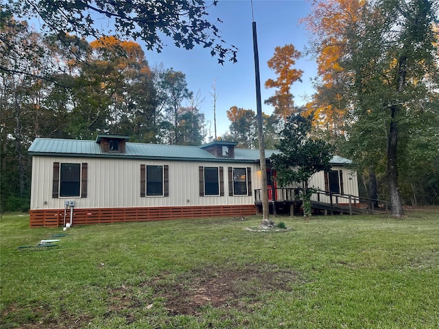 back of house featuring a yard