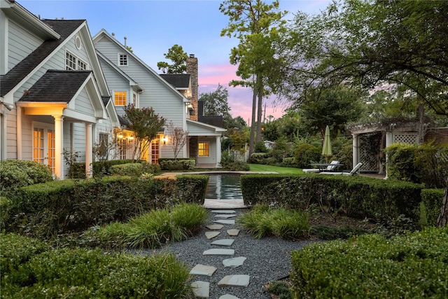 view of yard at dusk