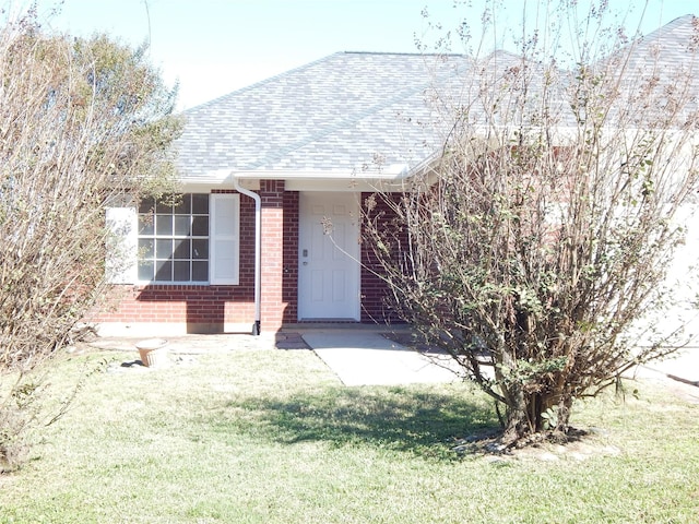 view of front of home featuring a front lawn