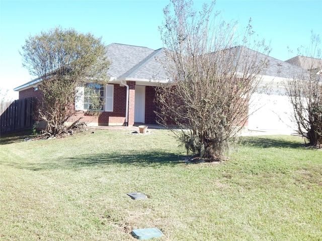 view of front of home featuring a front yard