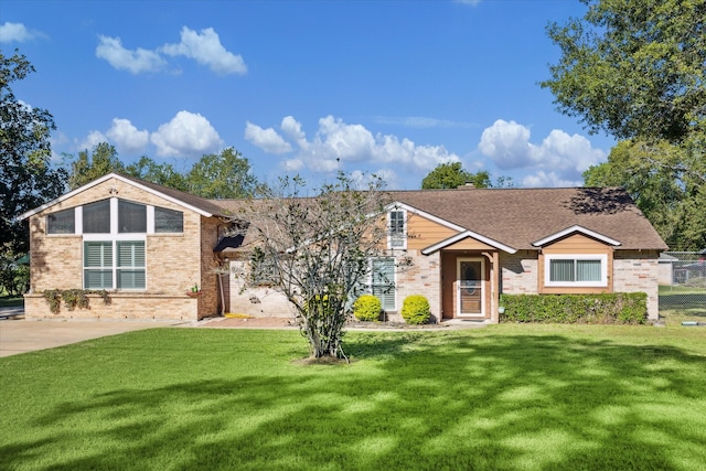 view of front of home featuring a front lawn