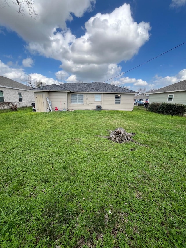 back of house featuring a yard