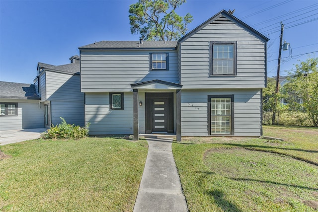 view of front of property featuring a front yard