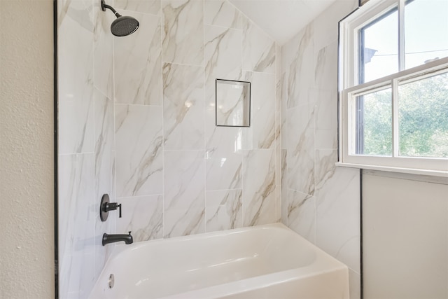 bathroom featuring tiled shower / bath combo