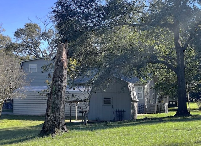 view of side of property featuring a yard