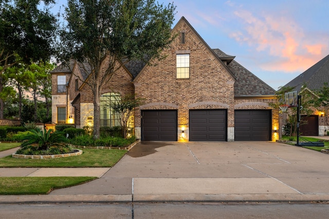 view of front facade featuring a garage