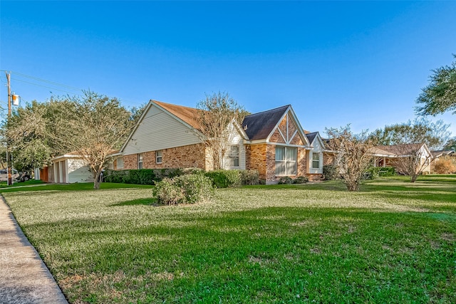 view of front facade featuring a front lawn