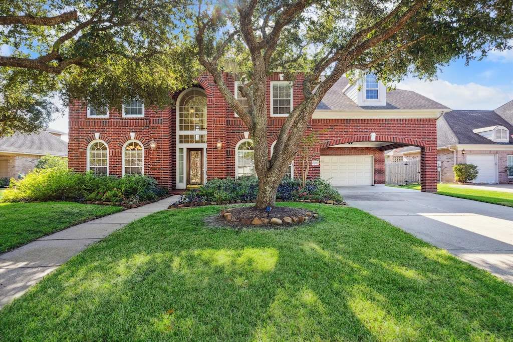 view of front facade with a garage and a front yard