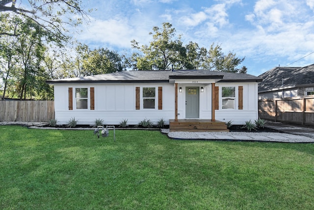 view of front of home with a front yard