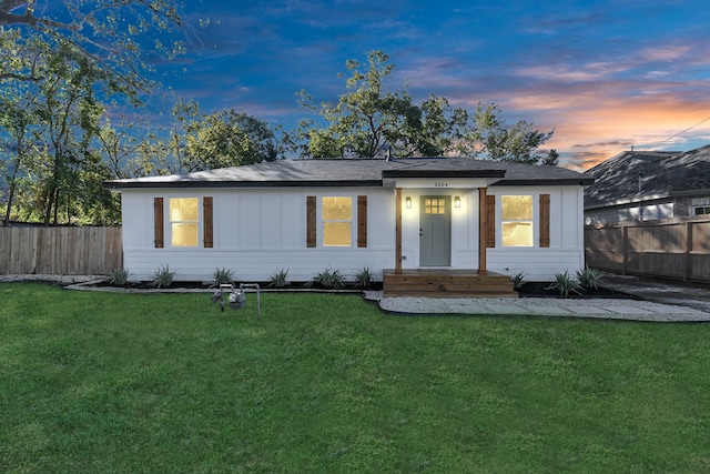 view of front facade with a lawn