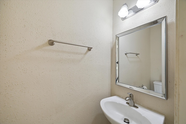 bathroom featuring toilet and sink