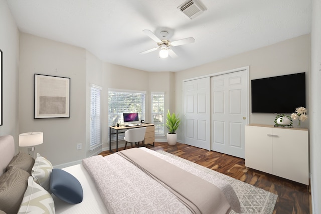 bedroom featuring ceiling fan, dark hardwood / wood-style floors, and a closet