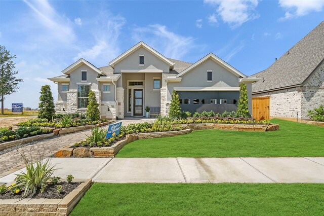 view of front of home featuring a front yard