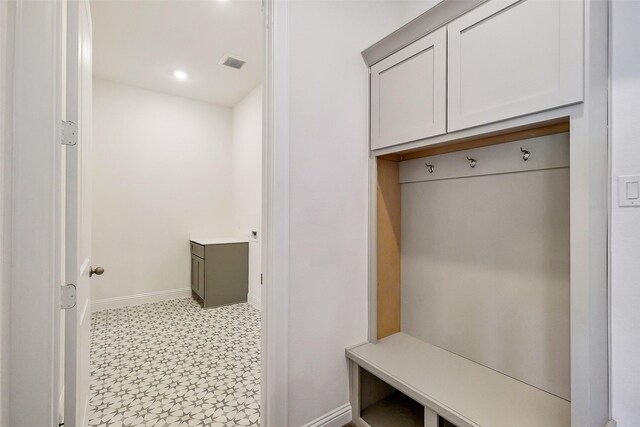 9923 Hunters Run Dr, Missouri City, TX 77459 - mudroom featuring baseboards and light flooring